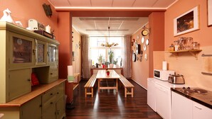 Fridge, microwave, stovetop, dishwasher - LaLeLu Hostel (Dresden)