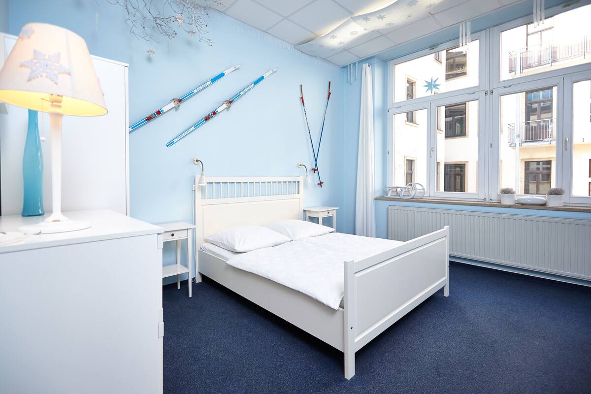 Iron/ironing board, rollaway beds, free WiFi
