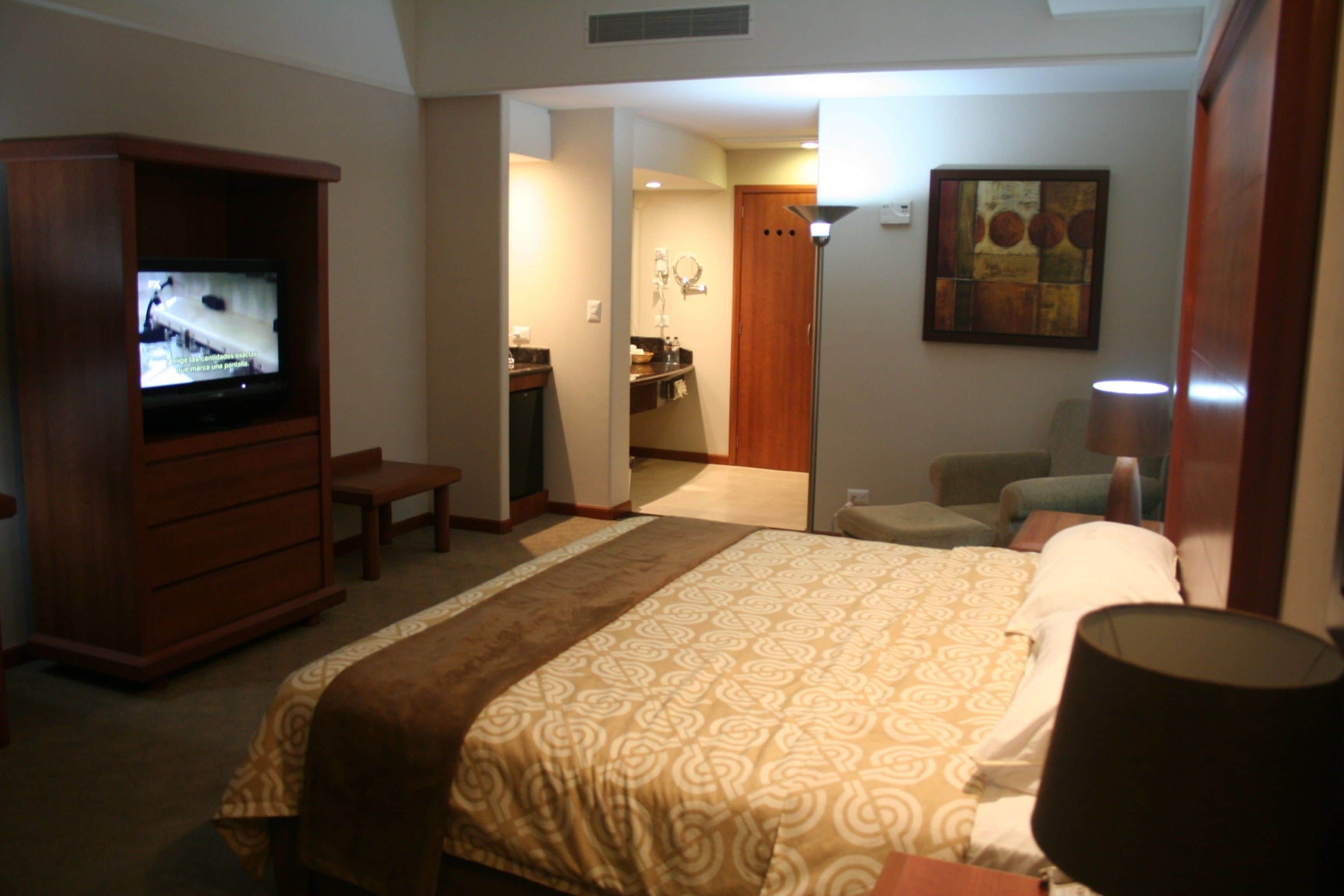 room, 1 king bed | minibar, in-room safe, desk, free wifi