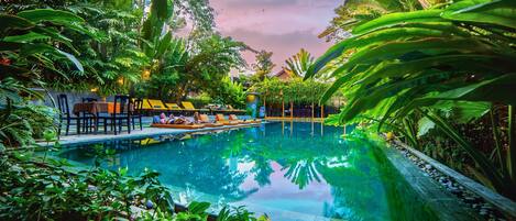 Piscina coperta, piscina all'aperto, lettini