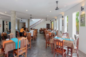 Serviço de almoço e jantar, vistas para o jardim