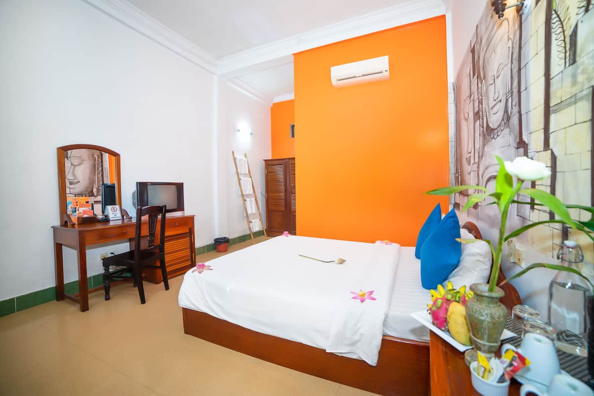 1 bedroom, hypo-allergenic bedding, minibar, in-room safe