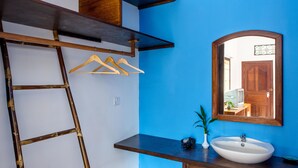 Shower, rainfall showerhead, free toiletries, hair dryer - eOcambo Village (Siem Reap)