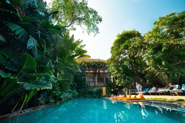 Piscina interna, piscina externa, espreguiçadeiras