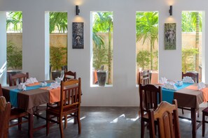 Lounas, illallinen ja brunssi; näkymät puutarhaan