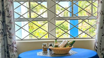 Apartamento standard, 1 quarto, cozinha americana | Cozinha privada | Geladeira grande, micro-ondas, fogão, cooktop