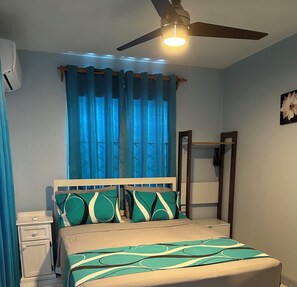 1 chambre, ameublement personnalisé, bureau, lit parapluie