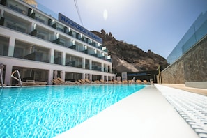 Utendørsbasseng og solsenger