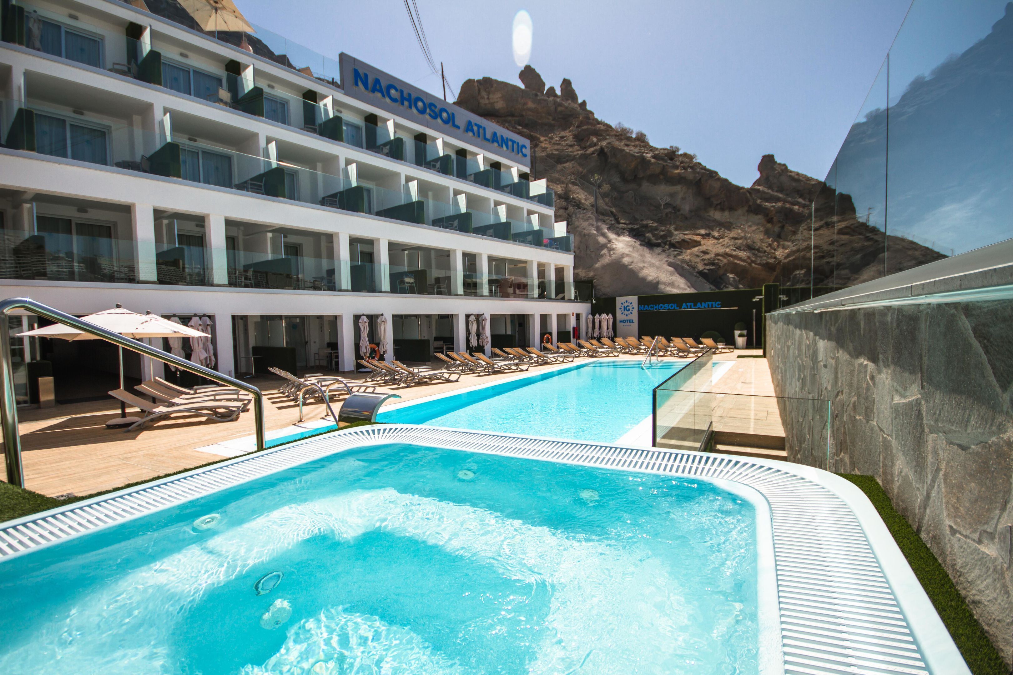 Piscina externa, espreguiçadeiras