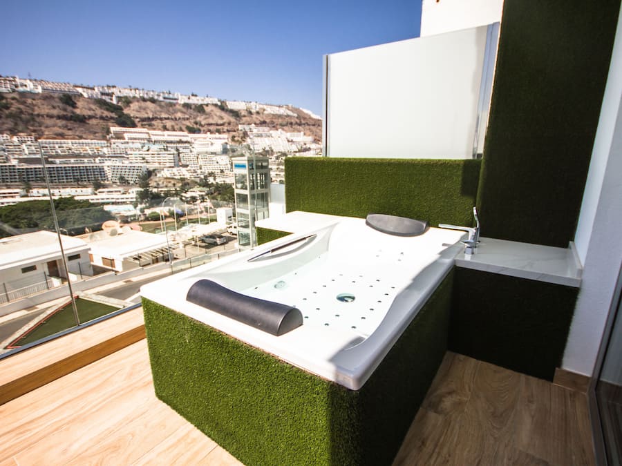 Een kluis op de kamer, een bureau, gratis wifi, beddengoed