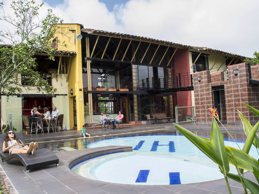 Una piscina al aire libre