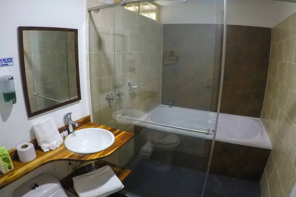 superior single room | bathroom | combined shower/bathtub, jetted bath, rainfall showerhead