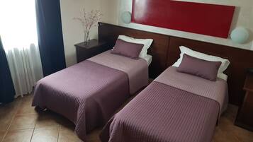 Twin kamer | Een bureau, beddengoed