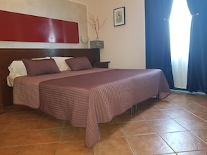 Escritorio, espacio para trabajar con laptop y ropa de cama 