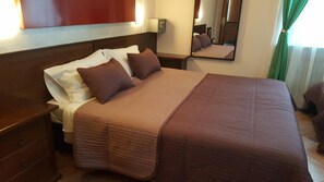 Desk, bed sheets - Hotel La Pendola (Ozzero)
