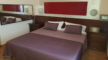 Una scrivania, lenzuola