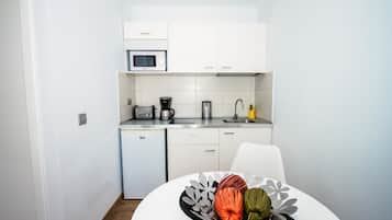 Geladeira, micro-ondas, cooktop, cafeteira/chaleira