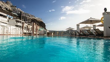 Piscine extérieure, parasols de plage, chaises longues