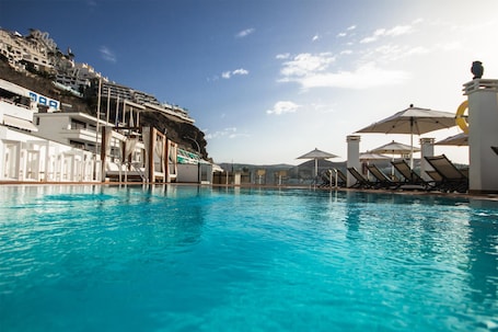 Outdoor pool, pool umbrellas, sun loungers