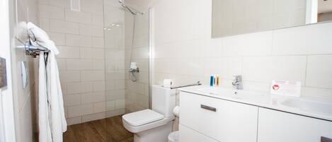 Ein modernes Badezimmer mit Dusche, Toilette und Waschbecken.