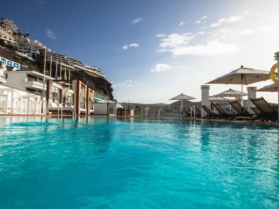 Piscina externa, guarda-sóis, espreguiçadeiras