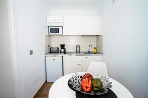 Wasserkocher mit Kaffee-/Teezubehör, Kühlschrank, Mikrowelle, Herdplatte