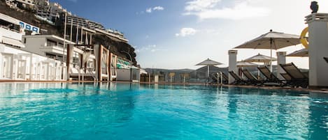 Outdoor pool, pool umbrellas, sun loungers