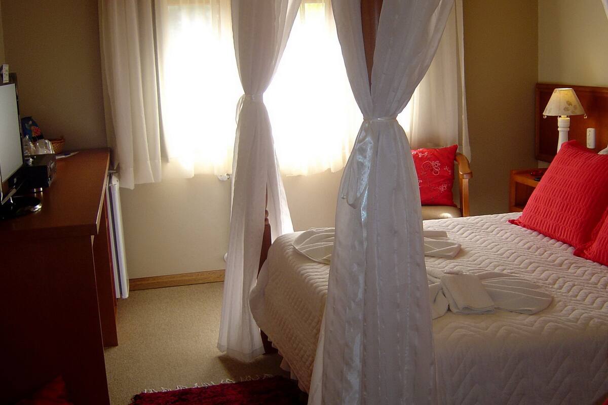 Room (Master) | Minibar, individually decorated, blackout drapes, free cribs/infant beds