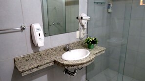 Apartment (Flat) | Bathroom | Shower, free toiletries, hair dryer - Ameris Pousada Villa Verde (Canela)