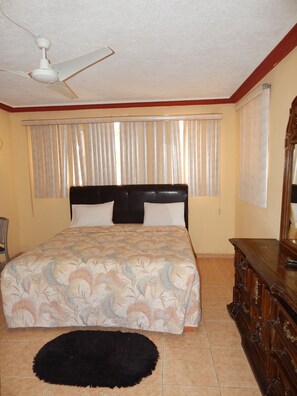 Rom – premium, 1 kingsize-seng | Minikjøleskap