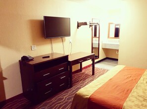 Desk, free WiFi, bed sheets - Holiday Lodge Salem,OR (Salem)