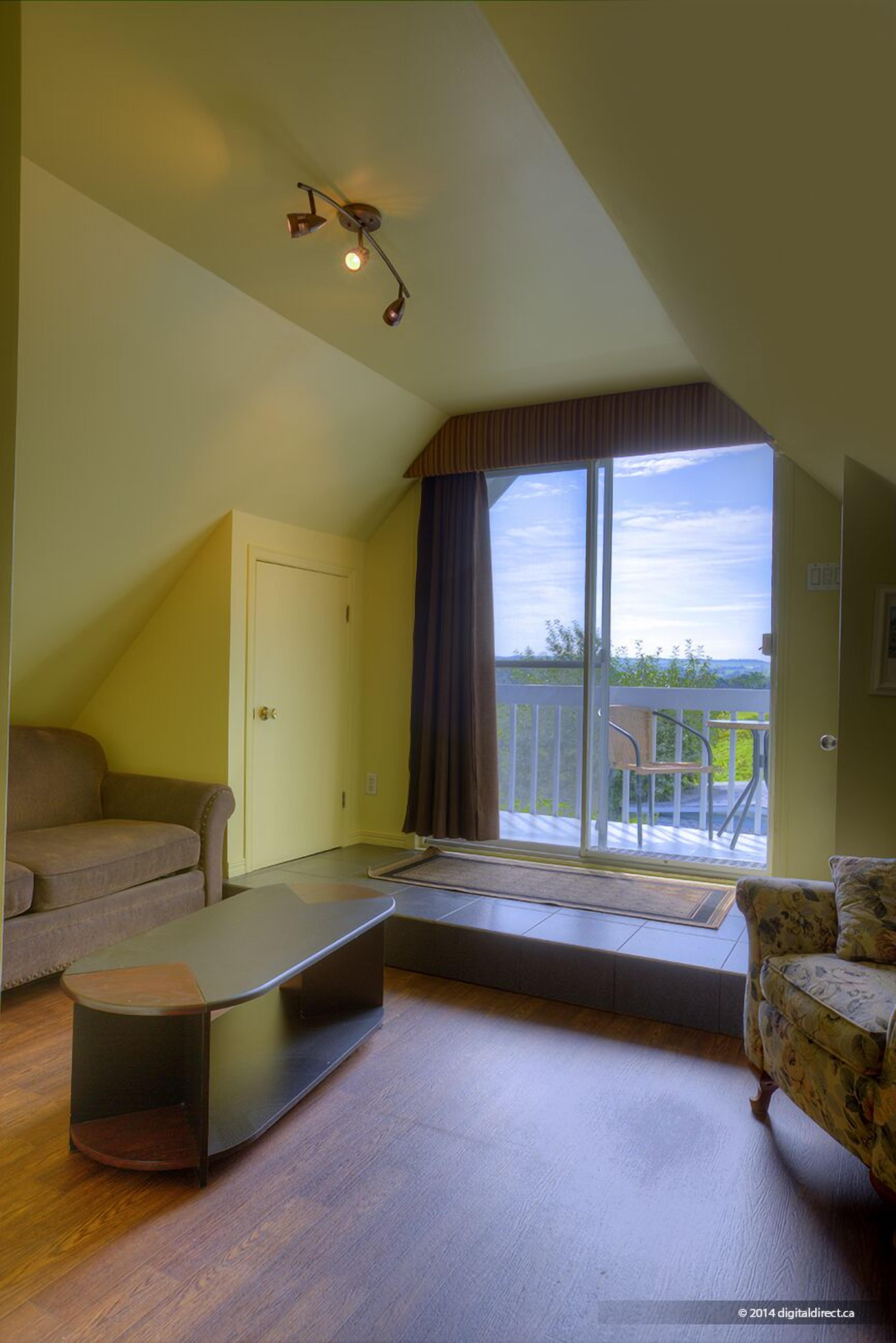 Standard Room, 1 Queen Bed with Sofa bed, Jetted Tub | Living area | TV