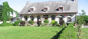Front of property - Auberge Baker (Chateau-Richer)