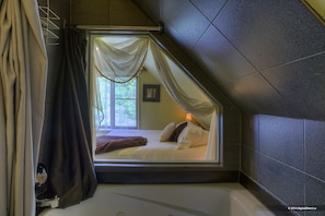 Chambre Standard, 1 grand lit et 1 canapé-lit, bain à remous | Baignoire à jets