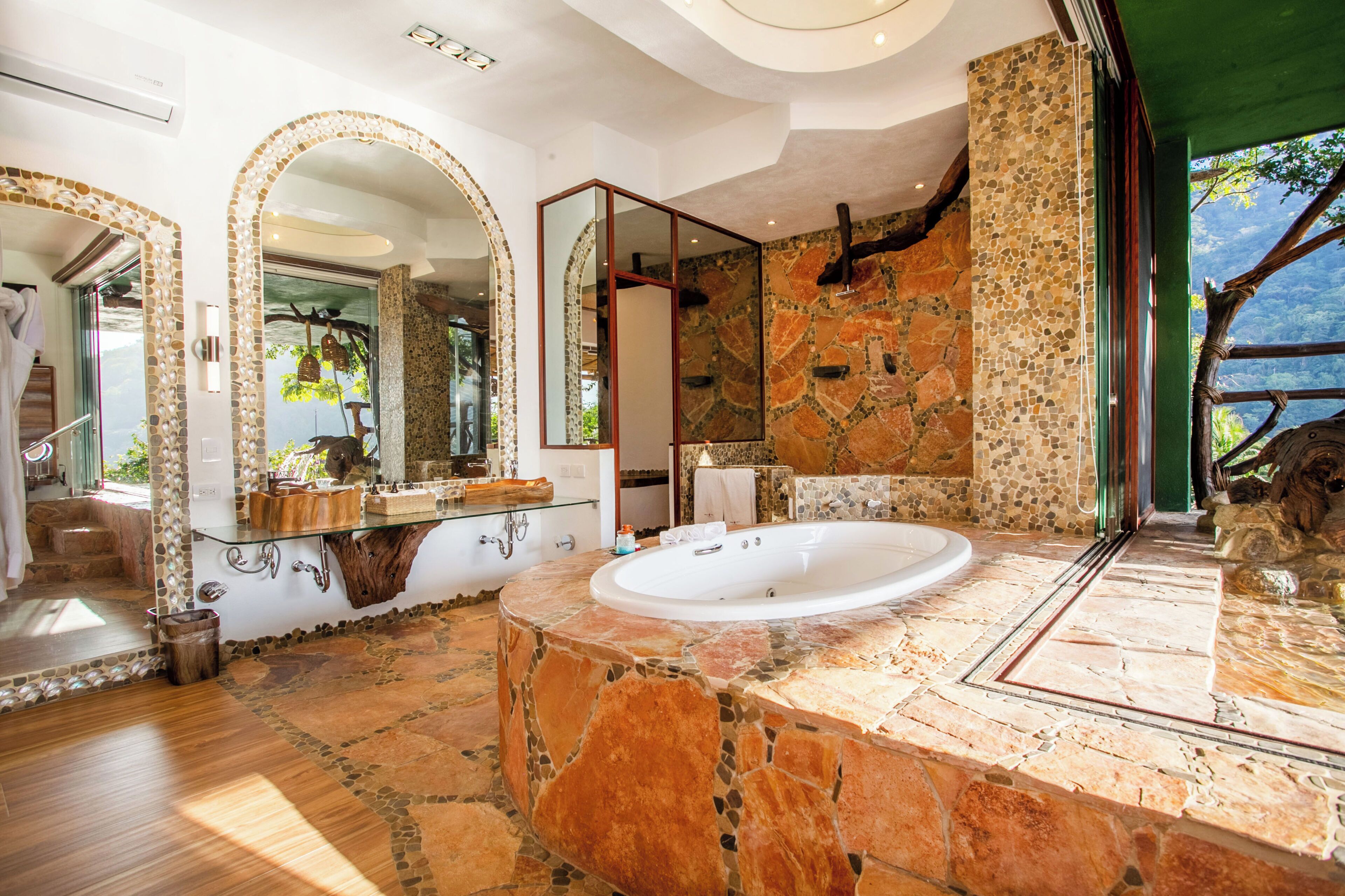 Pancuran hujan, pengering rambut, jubah mandi, dan handuk