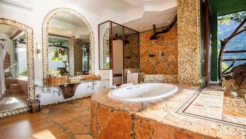 Pancuran hujan, pengering rambut, jubah mandi, dan handuk