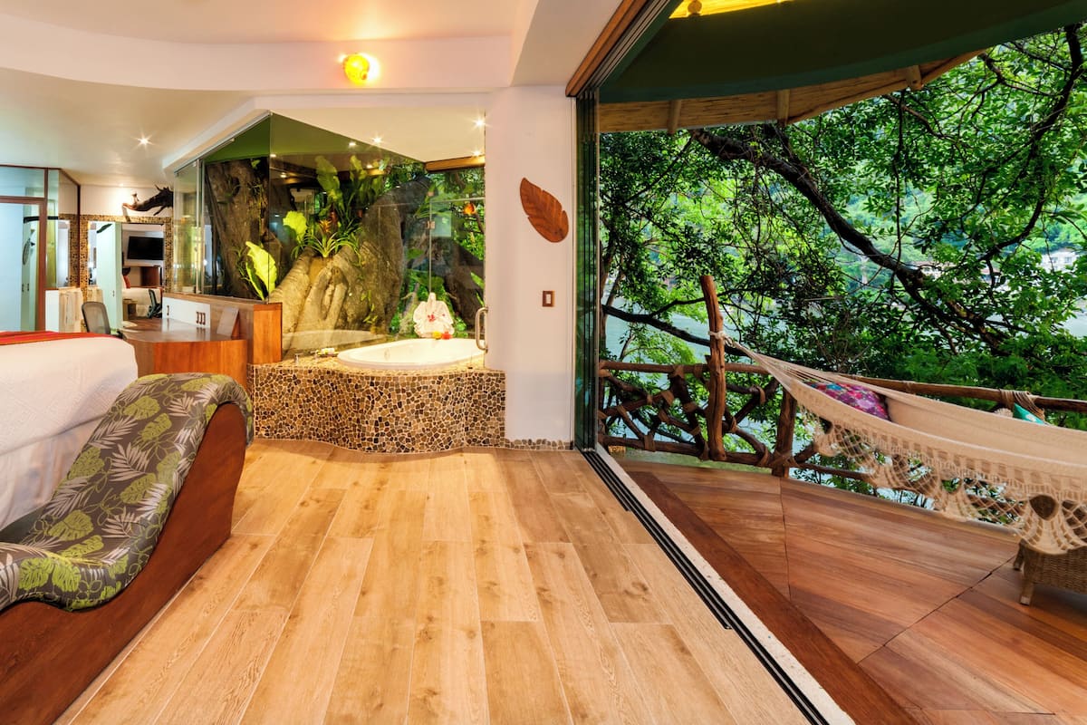 Jungle Love Nest-Ocean View