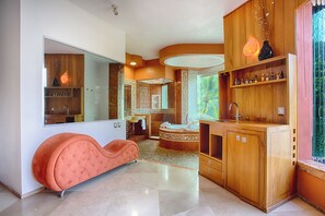 Standaard kamer | Badkamer | Een regendouche, een haardroger, badjassen, handdoeken