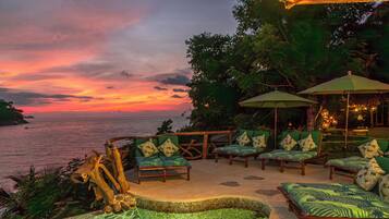 室外游泳池,提供泳池遮陽傘和日光浴躺椅