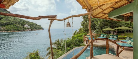 Außenpool, Sonnenschirme, Liegestühle