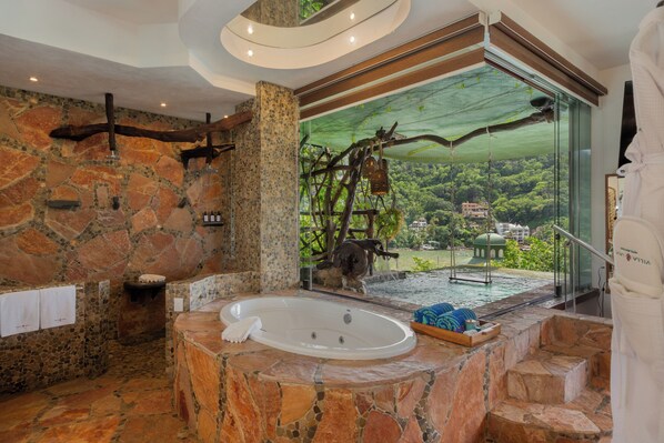 Deluxe kamer | Badkamer | Een regendouche, een haardroger, badjassen, handdoeken