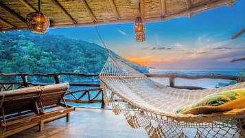 New Tower-Hawk Love Nest Ocean View | Área de sala de estar | Televisión de pantalla plana de 55 pulgadas con canales por cable