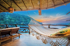 New Tower-Hawk Love Nest Ocean View | Living area