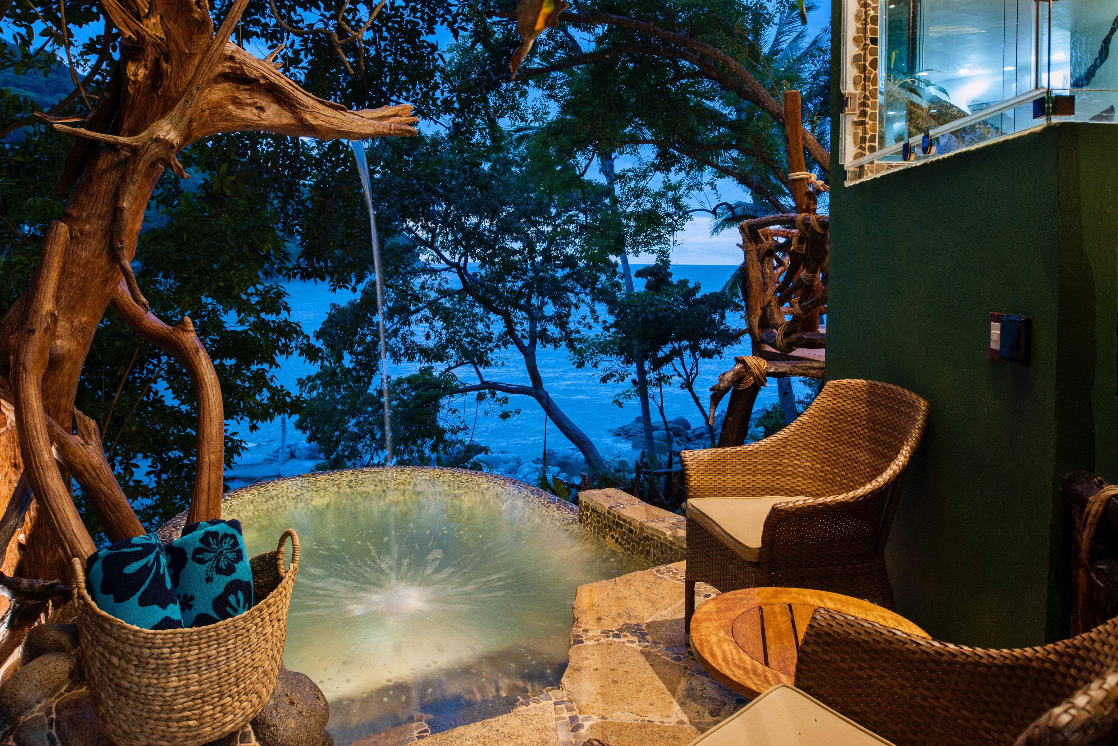 Jungle Love Nest-Ocean View | Área de sala de estar | Televisión de pantalla plana de 55 pulgadas con canales por cable 