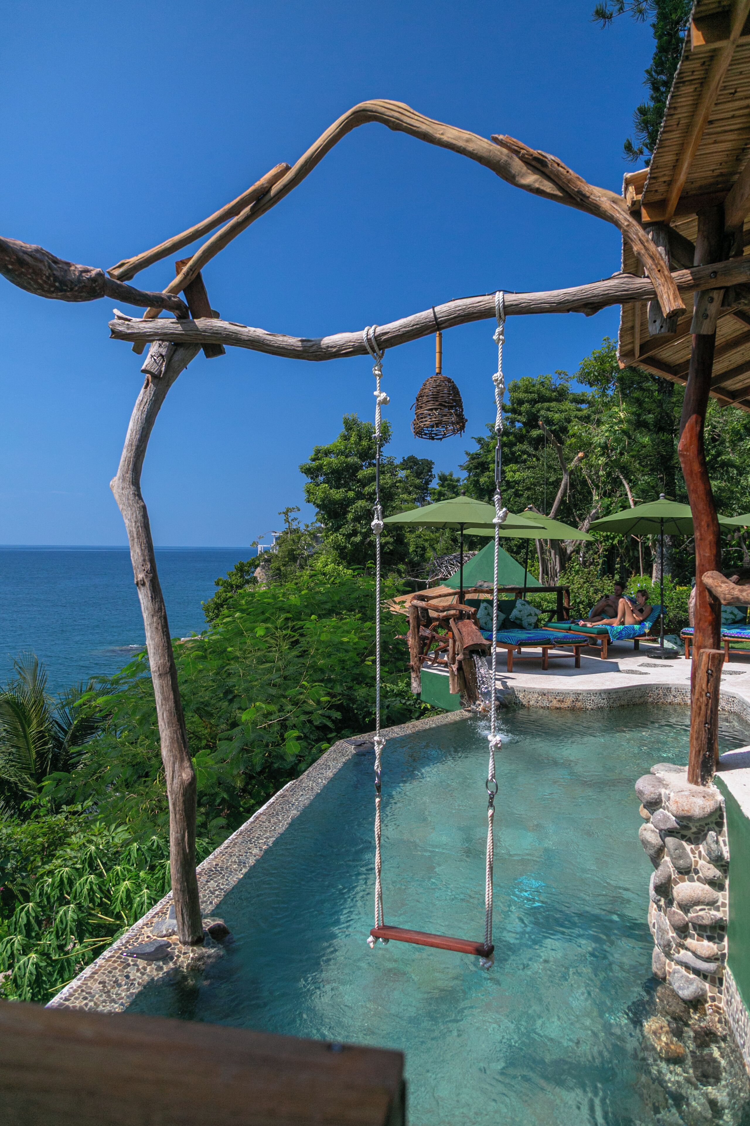 สระว่ายน้ำกลางแจ้ง, ร่มริมสระว่ายน้ำ, เก้าอี้อาบแดดริมสระ