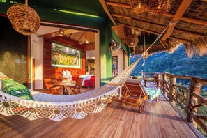 New Tower-Eagle Love Nest Ocean View | Living area