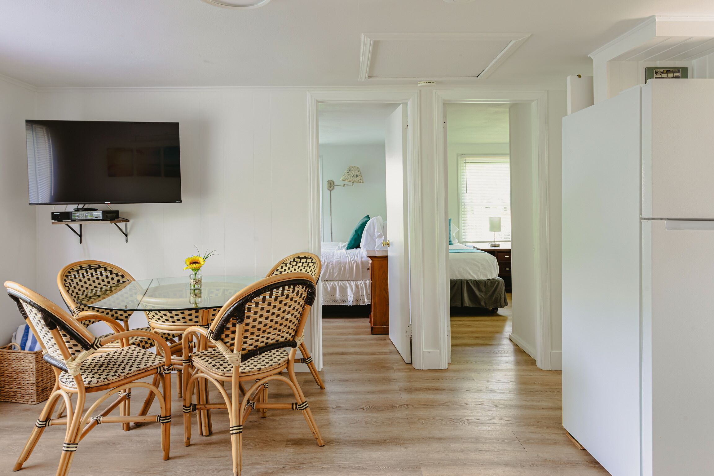 Cottage, 3 camere da letto (1 Queen & 4 Twin Beds - Pet Friendly) | Area soggiorno | TV a schermo piatto 47 pollici con canali via cavo, TV