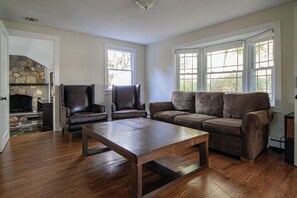 Apartment, 2 Schlafzimmer | Wohnbereich | 47-Zoll-Flachbildfernseher mit Kabelempfang, Fernseher