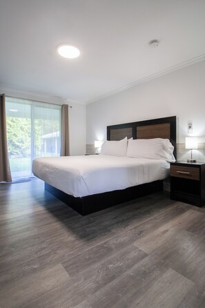 Standardzimmer (1 King bed- NO PETS) | Individuell dekoriert, individuell eingerichtet, Bügeleisen/Bügelbrett