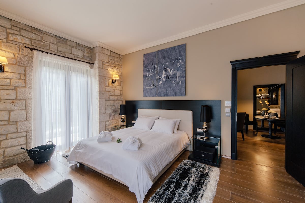 Superior suite, bubbelbad, uitzicht op bergen | Een kluis op de kamer, een bureau, geluiddichte muren, gratis wifi